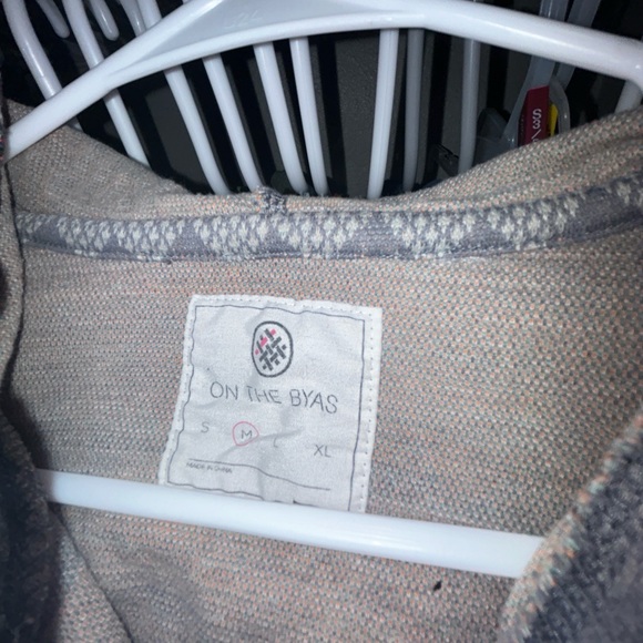 2 Gray Native sweaters - Picture 4 of 7